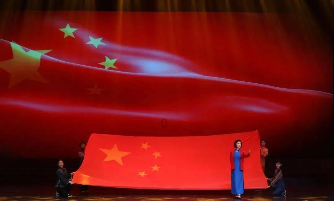 酒入豪肠，七分酿成了月光，余下的三分啸成了剑气，绣口一吐就是半个盛唐是那首诗？游戏画面